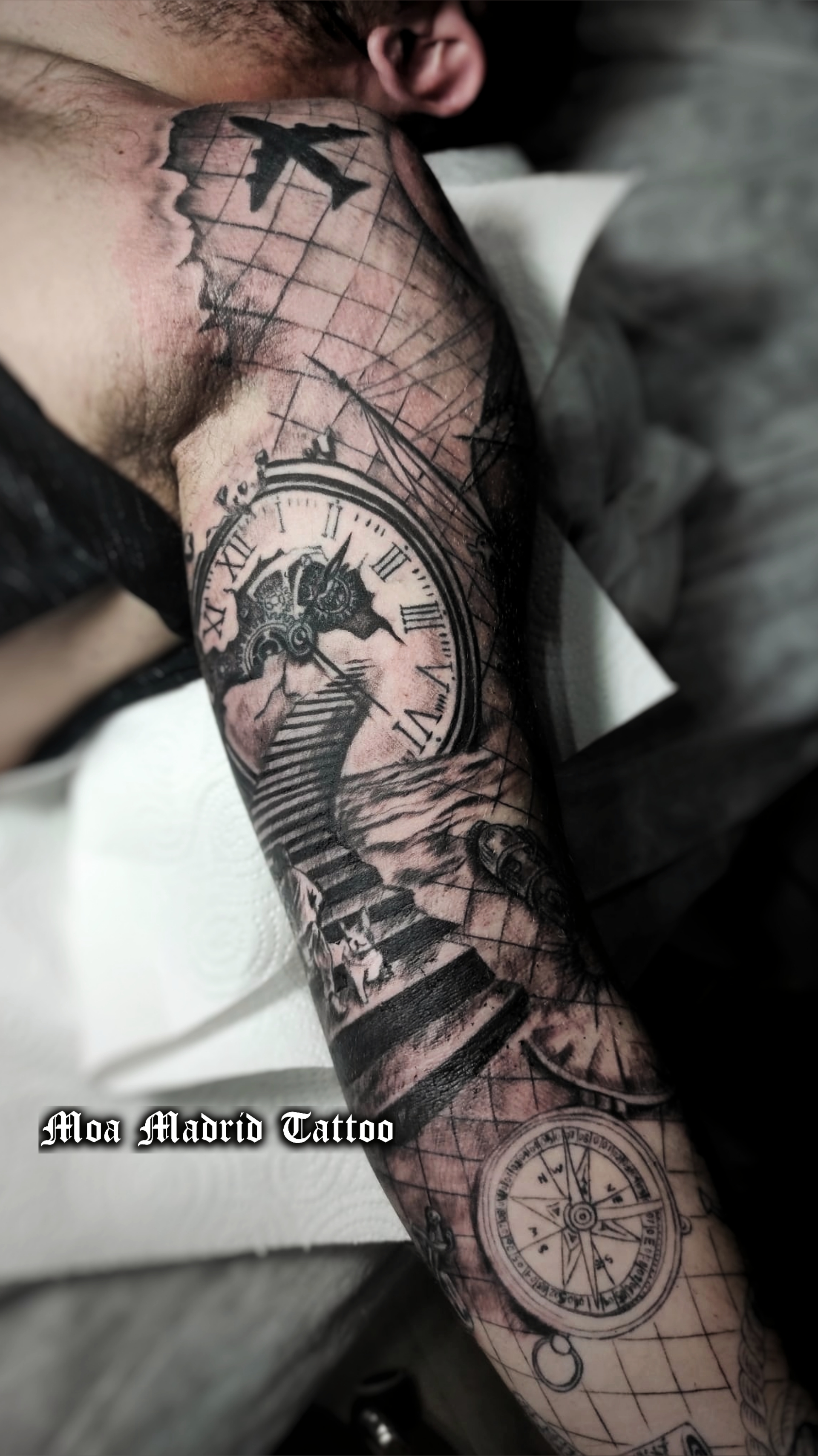 Brazo entero tatuado: tatuajes de escaleras y reloj