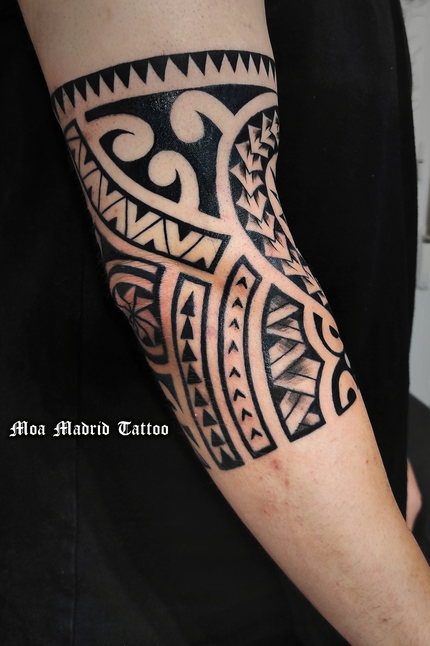 Tatuaje maorí con sol alrededor del codo hecho en Madrid