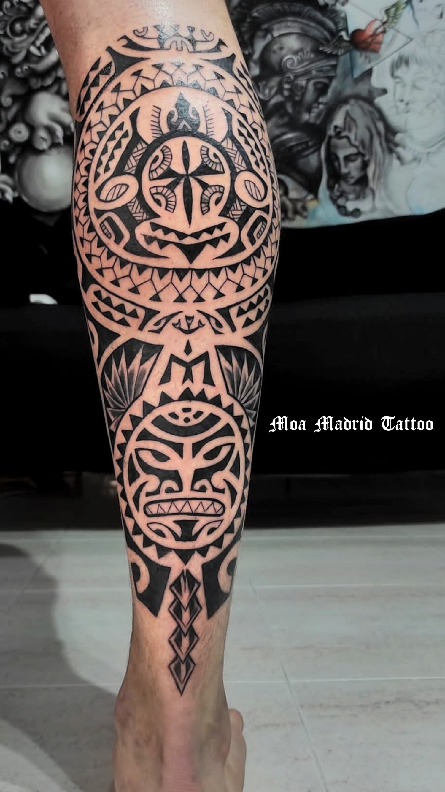 Tatuaje maorí en el gemelo con tortuga y sol