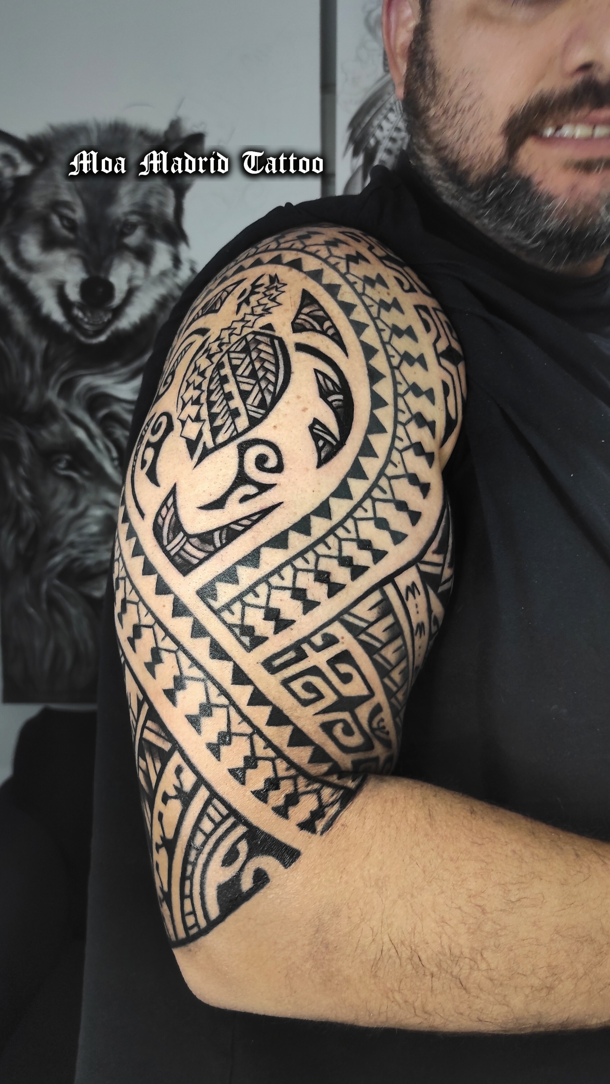 Tatuaje samoano con tortuga en el brazo