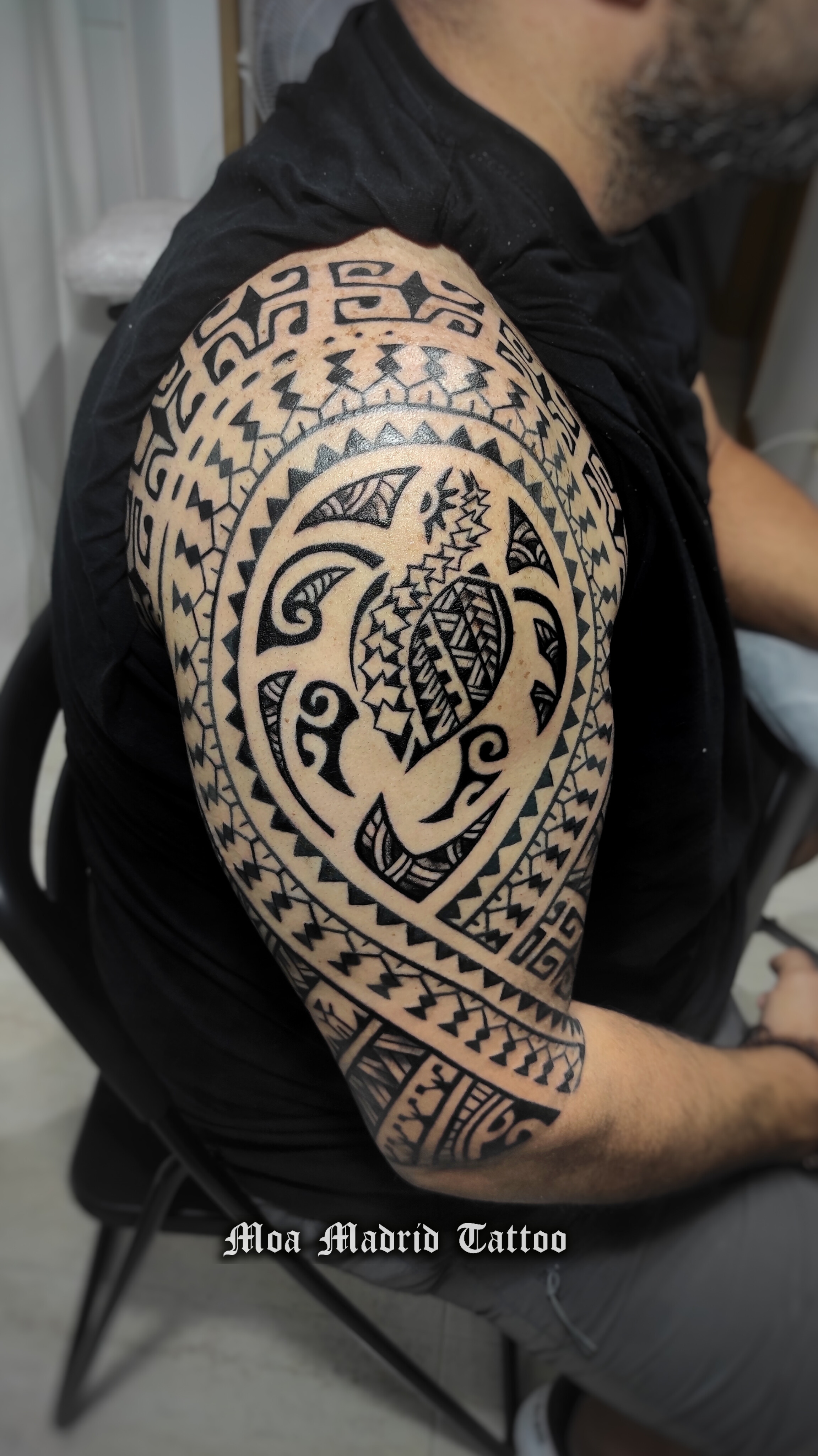 Tatuaje samoano con tortuga en el brazo