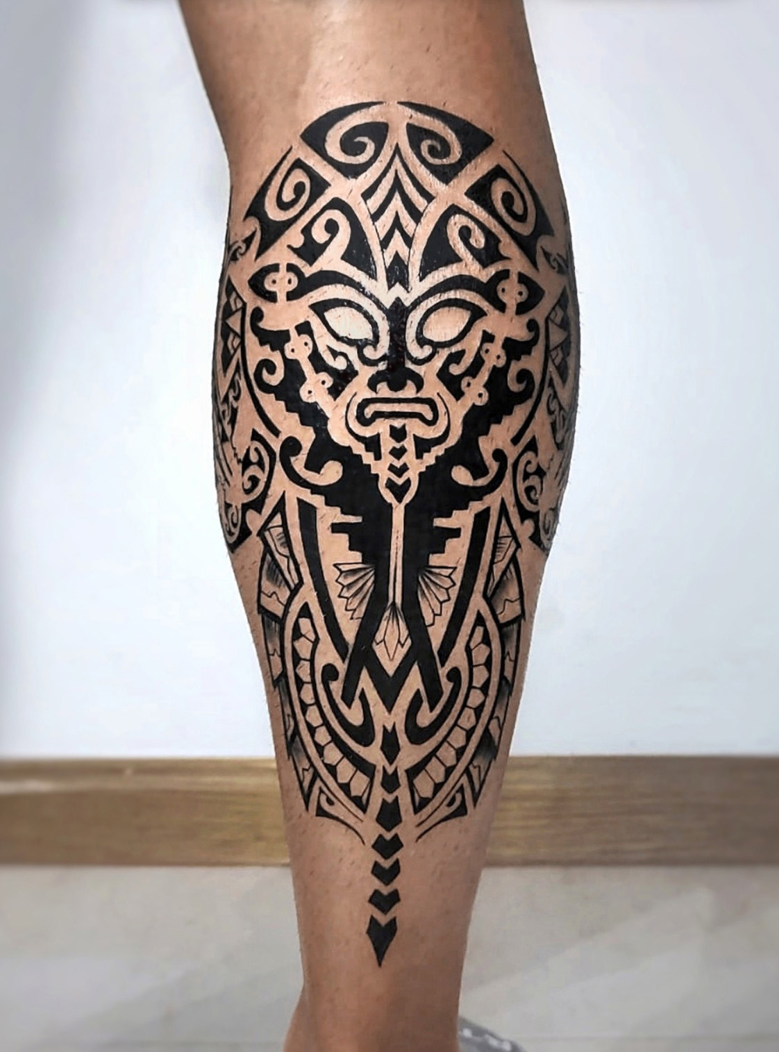 Tatuaje maorí moderno en el gemelo en Madrid