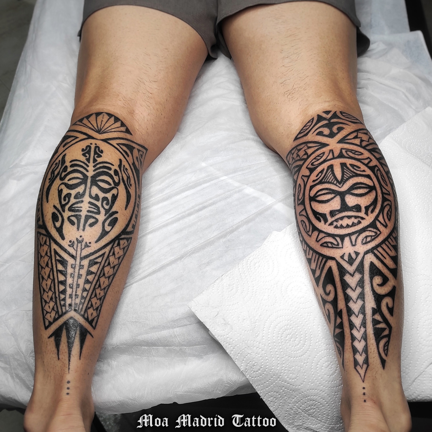 Dos tatuajes maorís en los gemelos